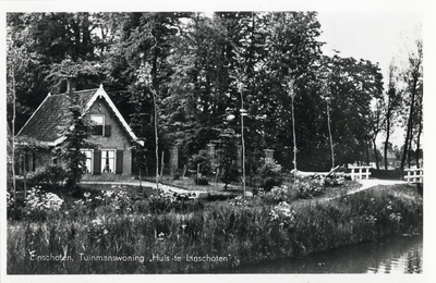 11403 Gezicht op het park van het landgoed Linschoten te Linschoten uit het zuiden; met links de tuinmanswoning ...